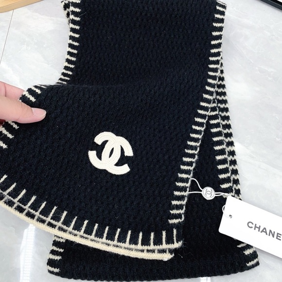 CHANEL Other - CHANEL Black and Cream Knit Scarf